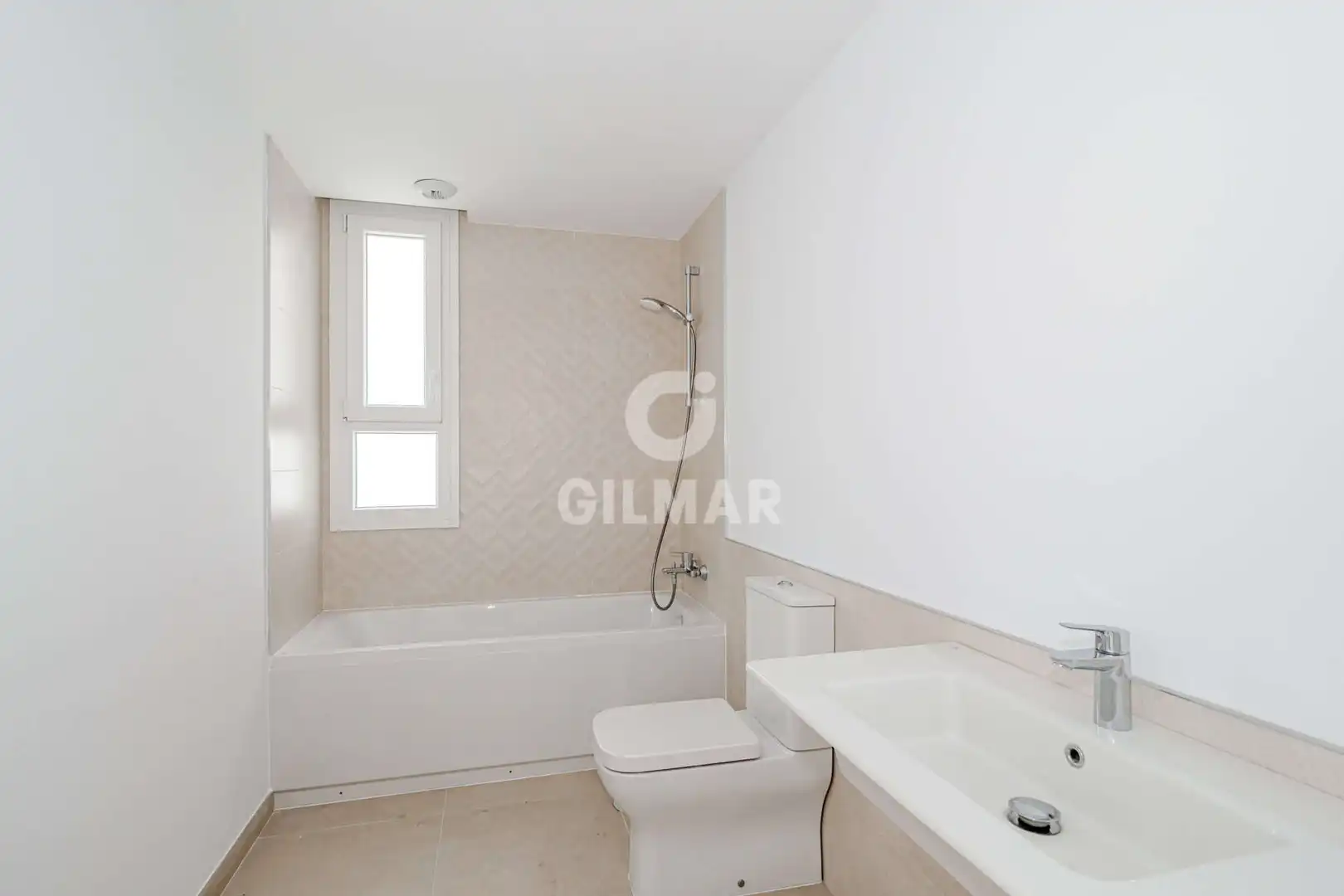 Baño de Ático en venta en Sevilla con Calefacción, Jardín privado y Piscina