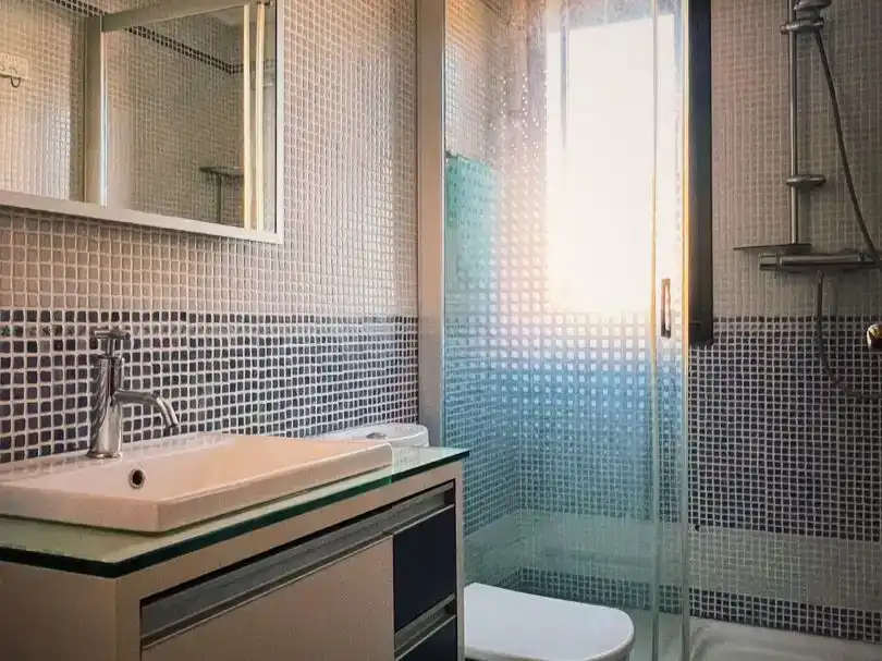 Bany de Pis en venda en Avilés amb Balcó