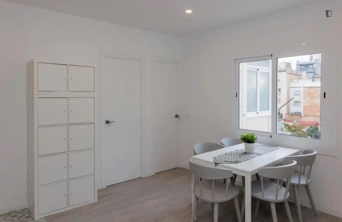 Comedor de Apartamento para compartir en L'Hospitalet de Llobregat con Amueblado, Horno y Lavadora