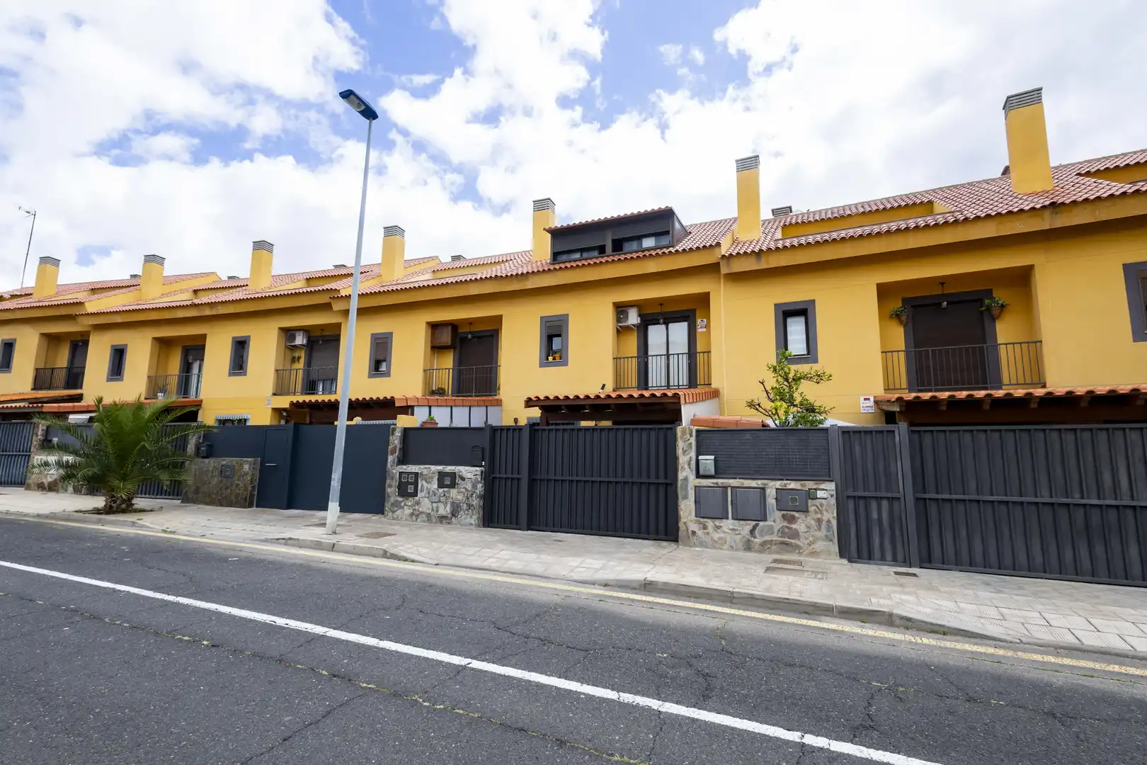Vista exterior de Casa adosada en venda en Santa Cruz de Tenerife amb Jardí privat, Terrassa i Piscina