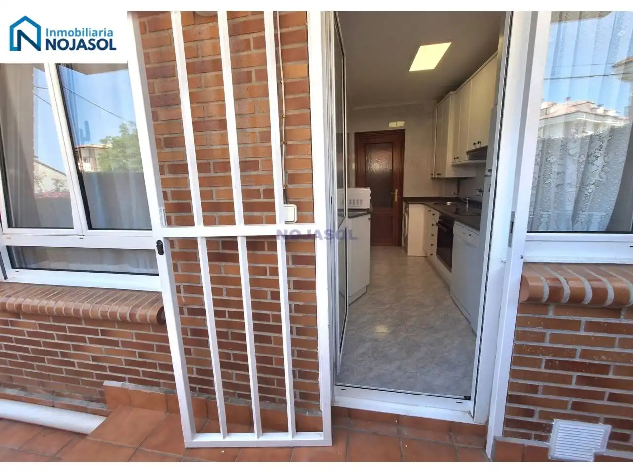 Cuina de Apartament de lloguer en Noja amb Calefacció, Jardí privat i Terrassa