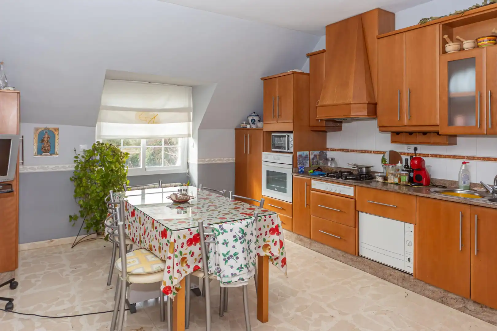 Cuina de Casa o xalet en venda en Baza amb Jardí privat, Terrassa i Piscina