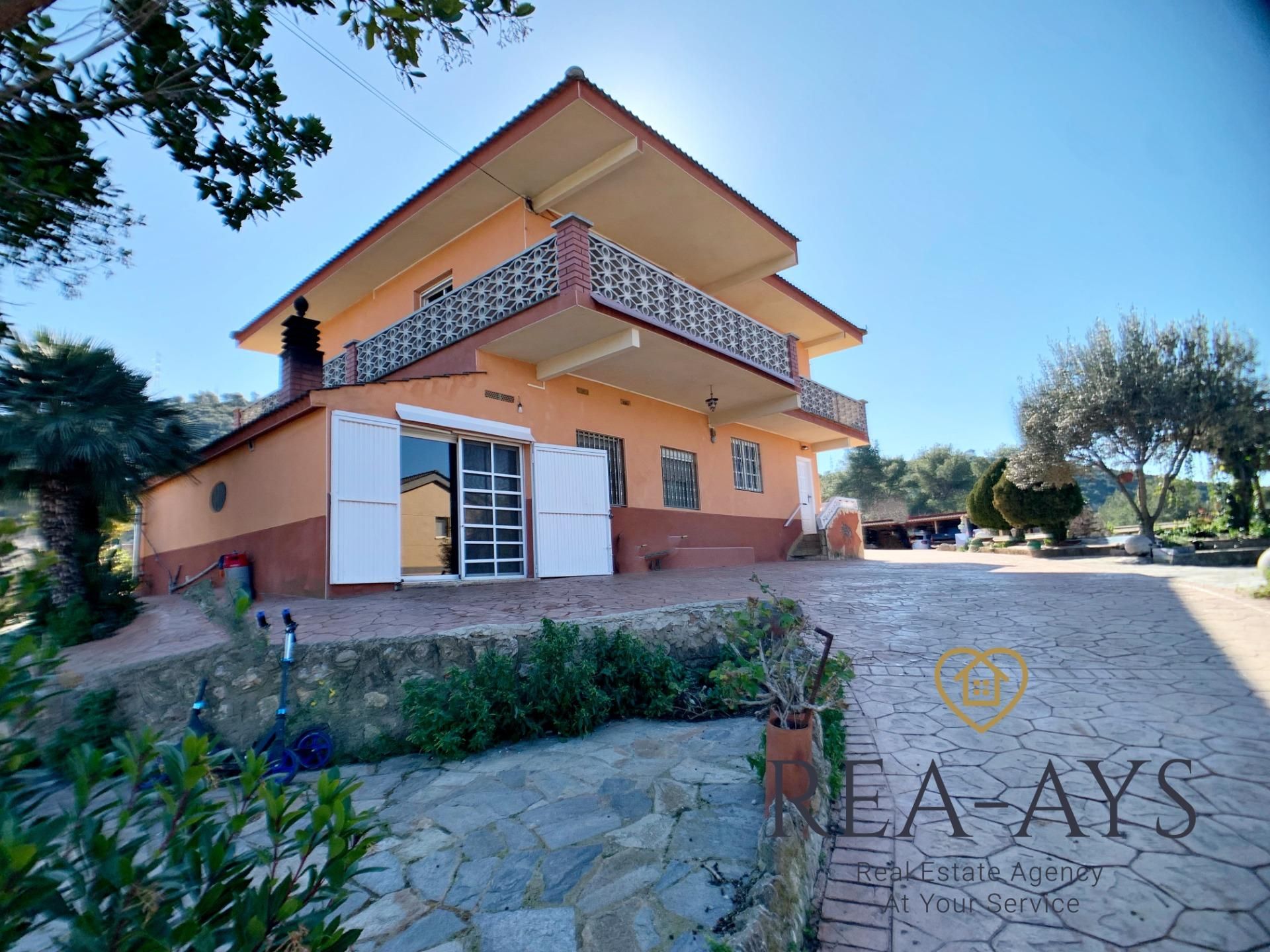 Vista exterior de Casa o xalet en venda en Vallirana amb Aire condicionat, Calefacció i Jardí privat
