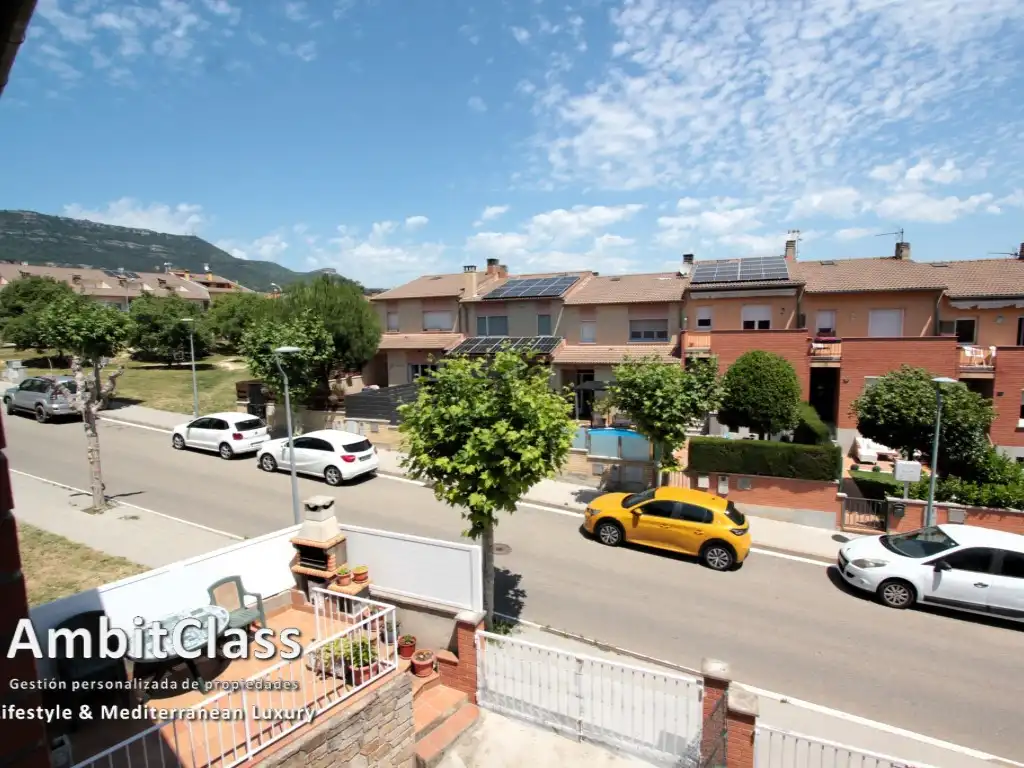 Vista exterior de Casa adosada en venda en Centelles amb Calefacció, Jardí privat i Terrassa