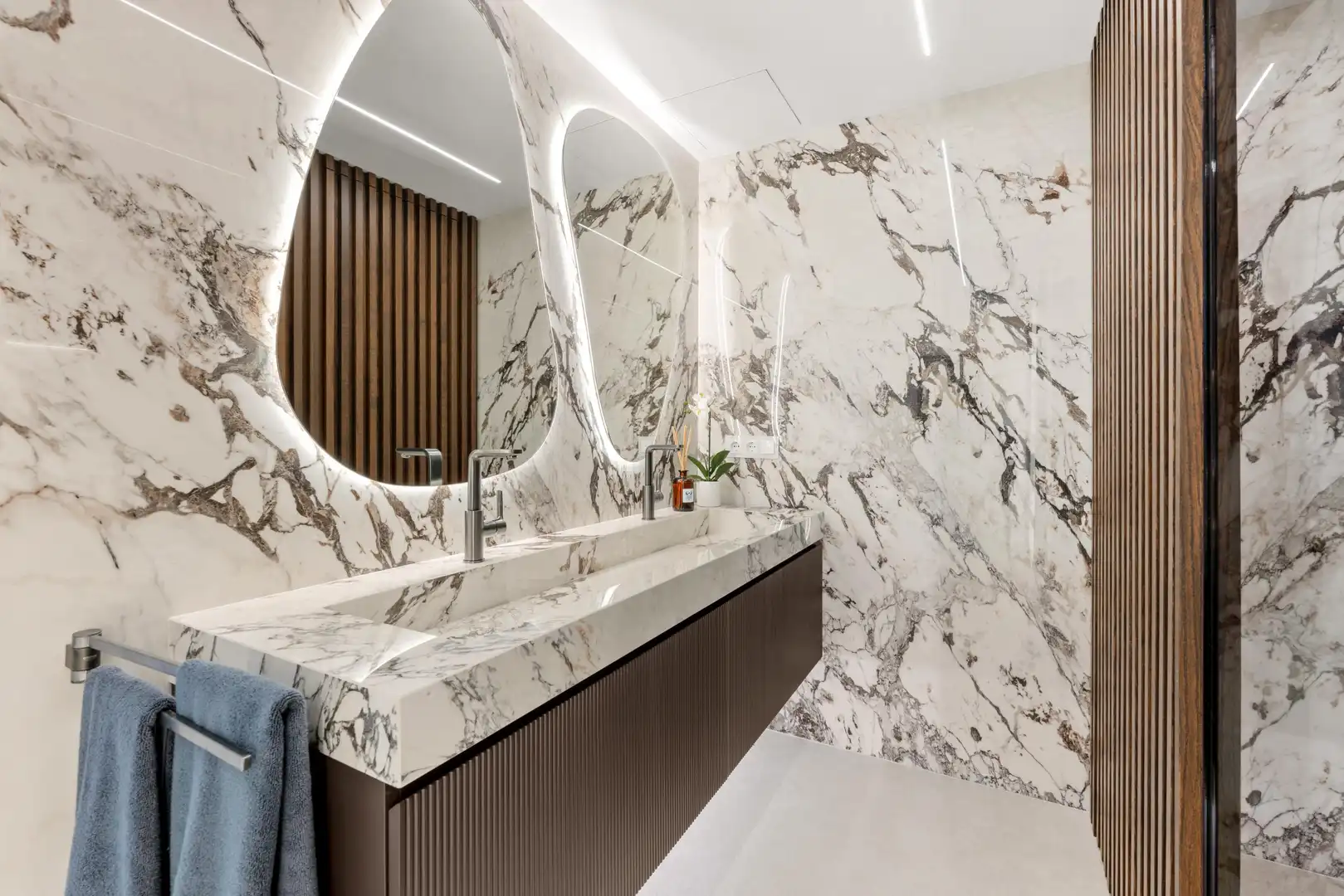 Bathroom of Apartments for sale in Marbella  with Air Conditioner, Heating and Alarm