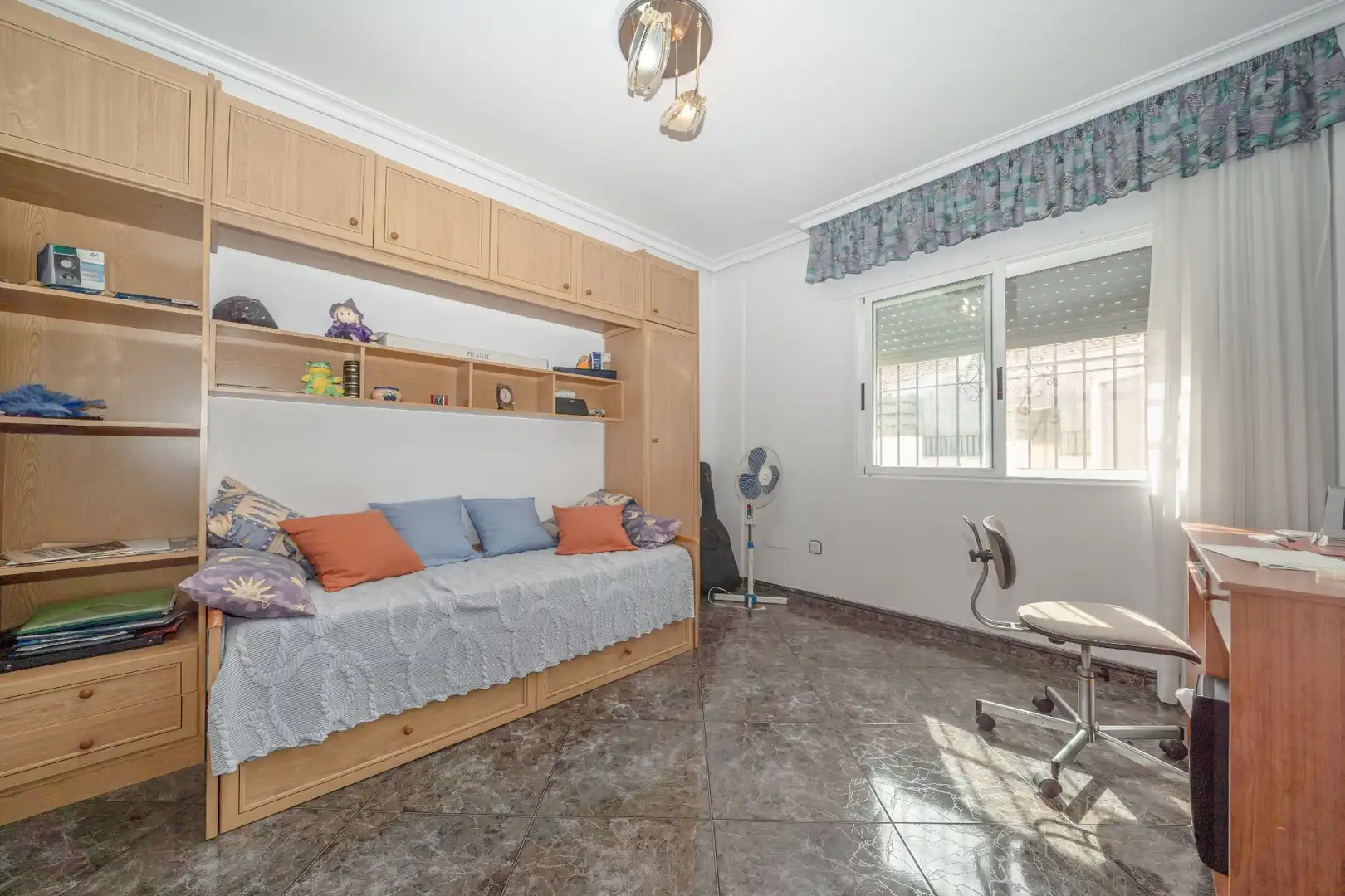 Dormitori de Casa adosada en venda en San Pedro del Pinatar amb Aire condicionat, Jardí privat i Terrassa