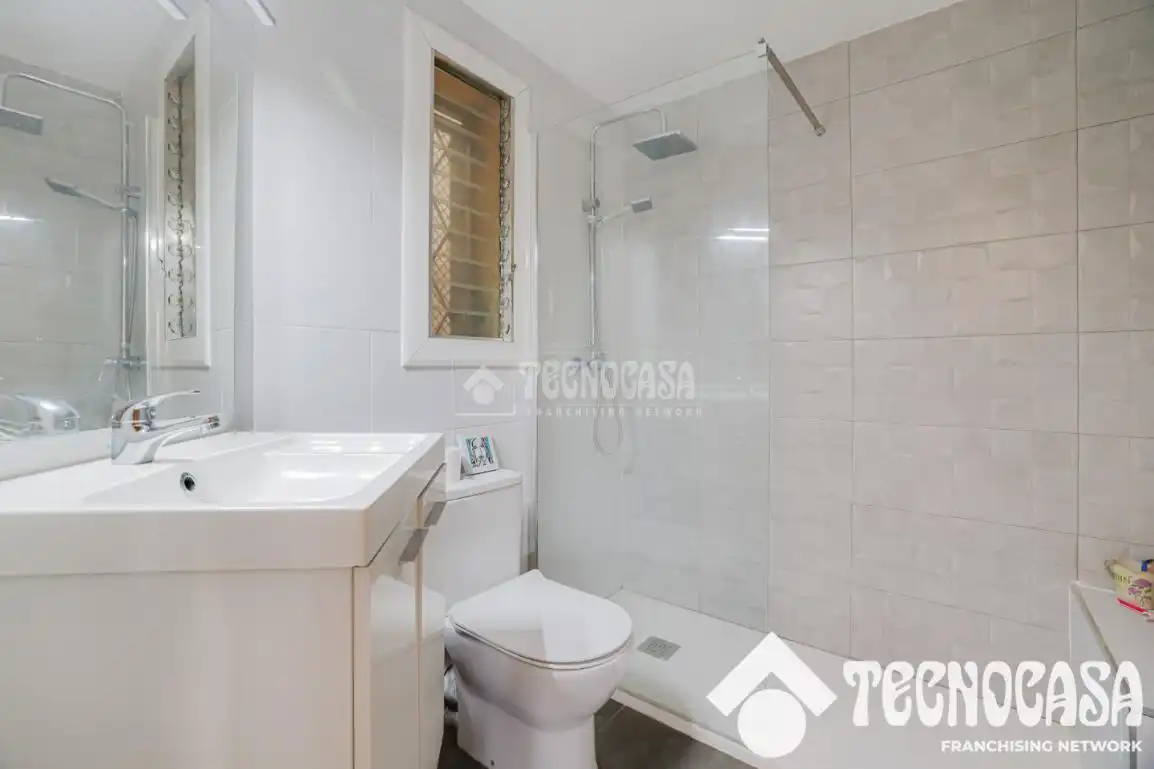 Bany de Pis en venda en Barcelona amb Aire condicionat