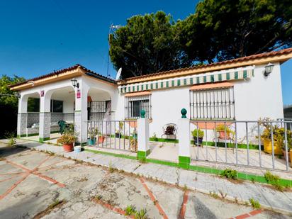 Vista exterior de Casa o xalet en venda en Chiclana de la Frontera amb Jardí privat, Terrassa i Traster