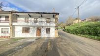 Vista exterior de Casa adosada en venda en Penagos amb Calefacció, Parquet i Balcó