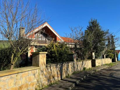 Vista exterior de Casa o xalet en venda en Suances amb Terrassa