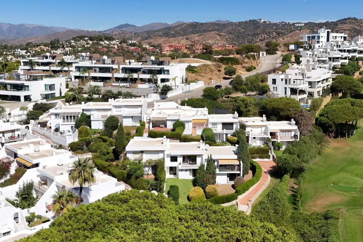 Vista exterior de Casa adosada en venta en Marbella con Terraza y Piscina