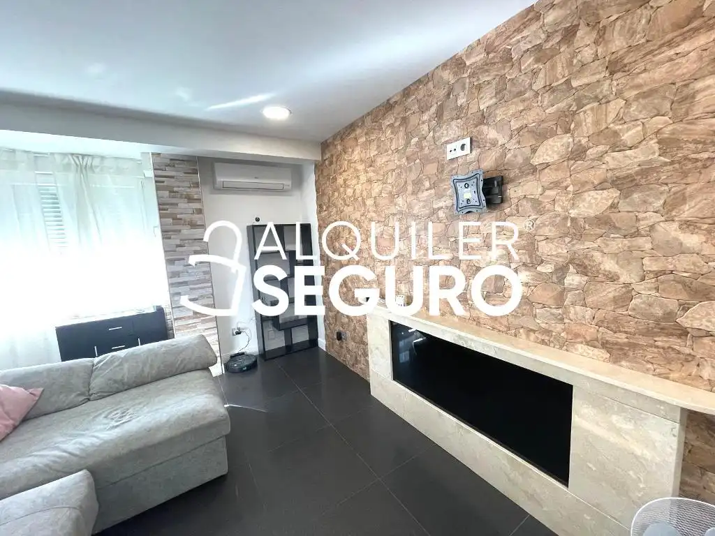 Living room of Flat for rent in Madrid  with Air Conditioner, Heating and Furnished