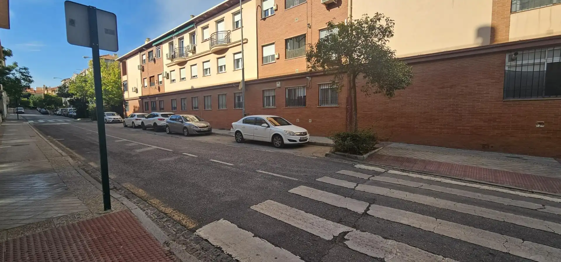 Außenansicht von Garage zum Verkauf in Granada