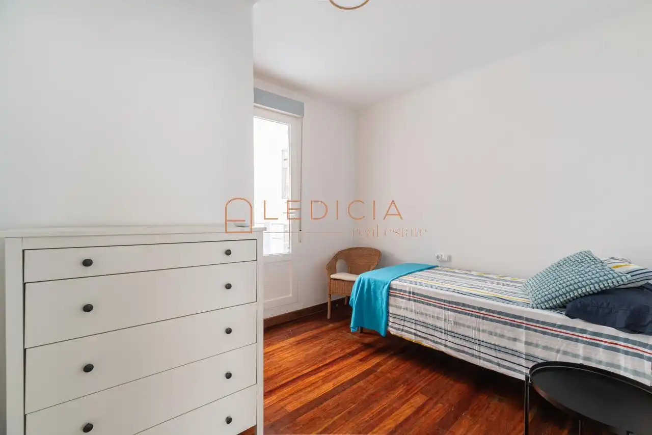 Dormitori de Casa o xalet de lloguer en Cangas  amb Calefacció, Jardí privat i Parquet