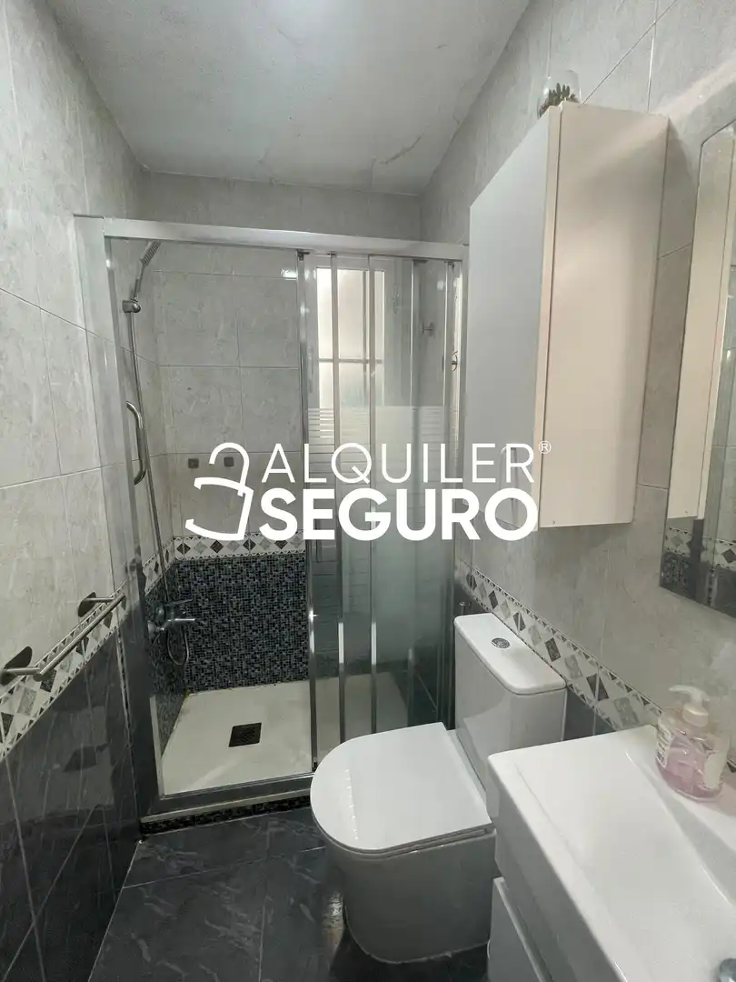 Baño de Piso de alquiler en Madrid con Aire acondicionado, Calefacción y Amueblado