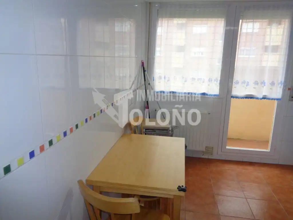 Habitación de Apartamento en venta en Haro con Calefacción, Parquet y Trastero