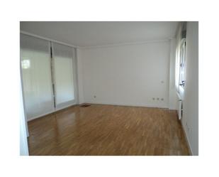 Sala d'estar de Planta baixa en venda en La Moraleja amb Aire condicionat, Terrassa i Piscina