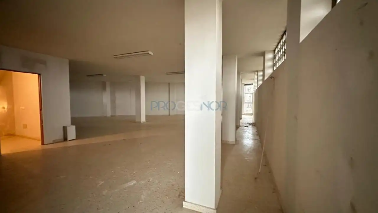 Local comercial en venda a Avenida Puente de Hierro