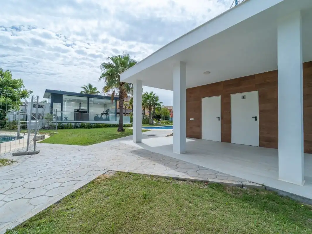 Terrasse von Wohnung zum Verkauf in Manilva mit Klimaanlage, Heizung und Privatgarten
