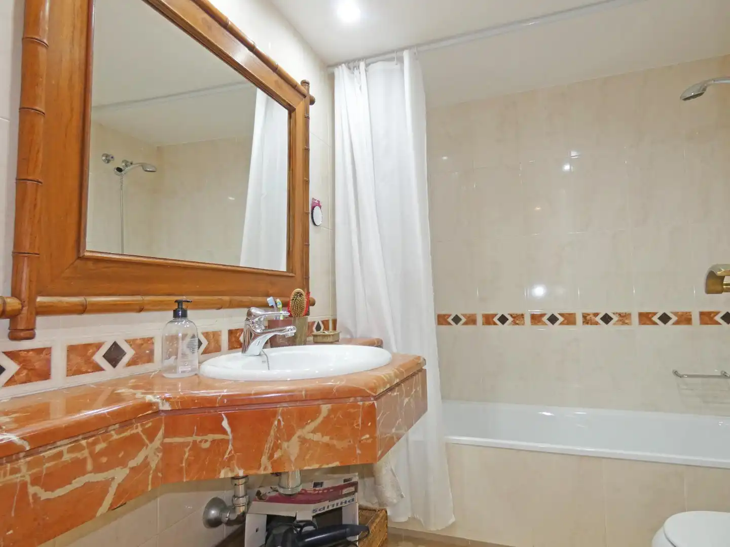 Baño de Piso de alquiler en Alicante / Alacant con Aire acondicionado, Calefacción y Amueblado