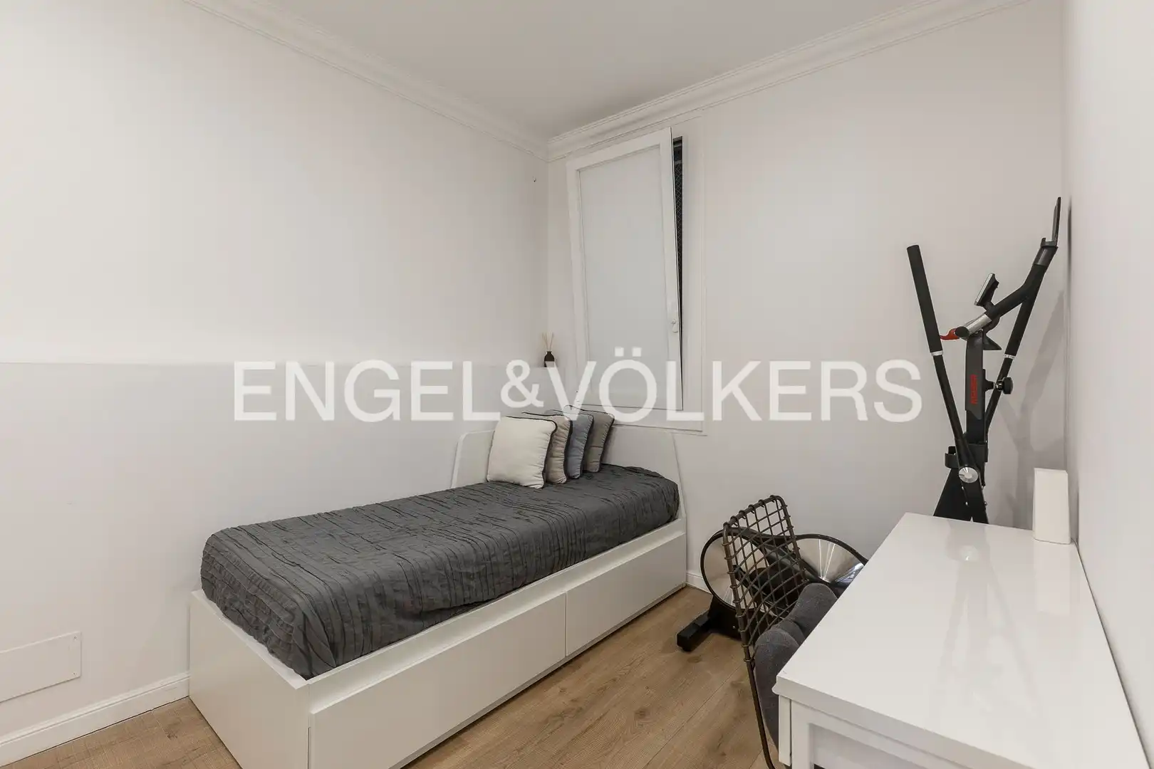 Bedroom of Flat for sale in Barcelona  with Air Conditioner, Heating and Balcony