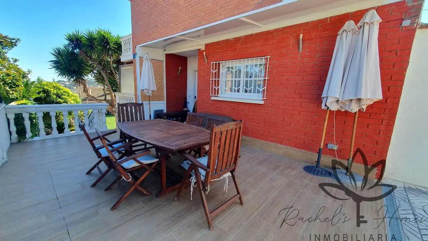 Terrasse von Einfamilien-Reihenhaus zum Verkauf in Castelldefels mit Klimaanlage, Heizung und Privatgarten