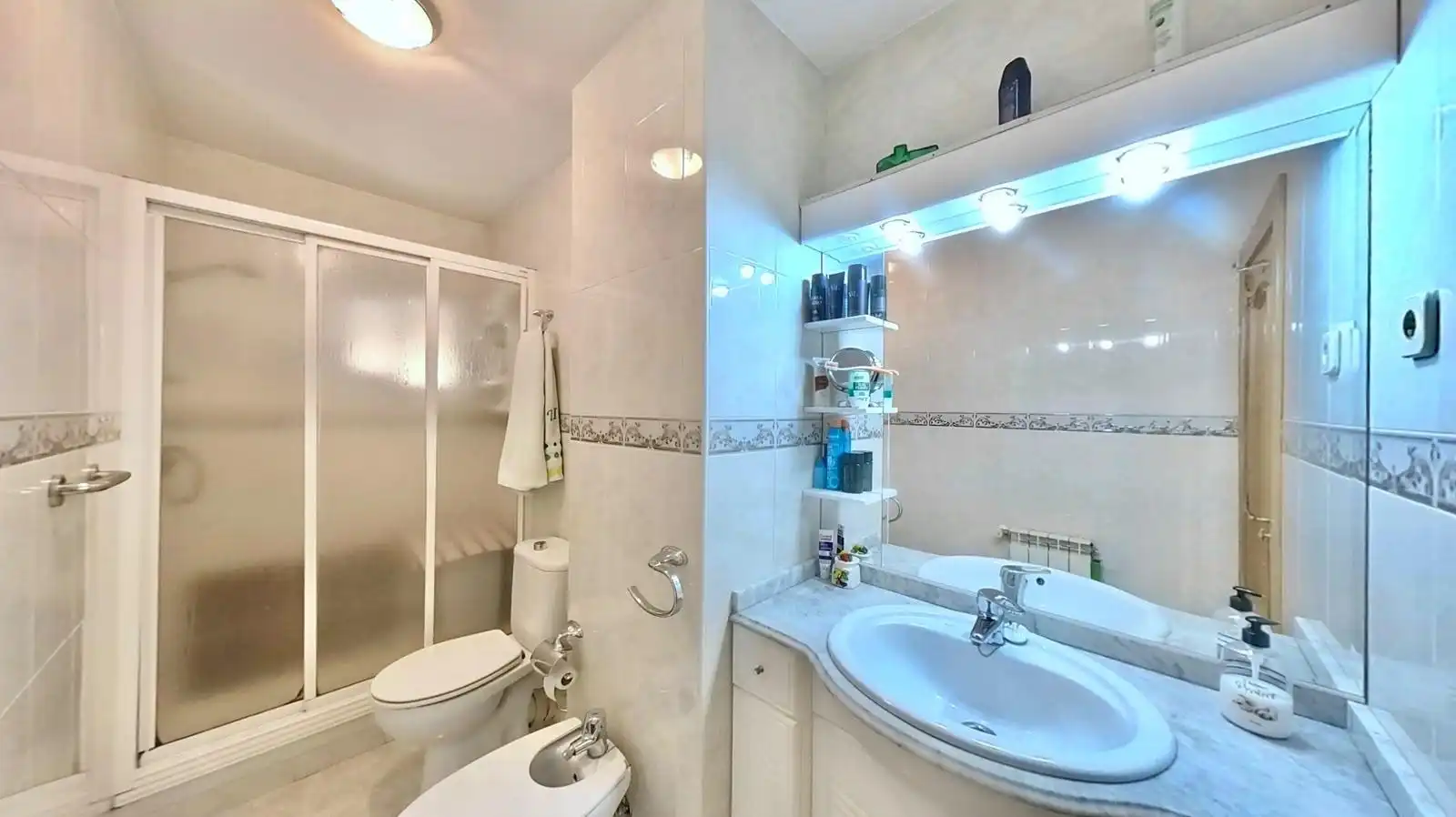 Baño de Apartamento en venta en Madrid con Calefacción y Trastero