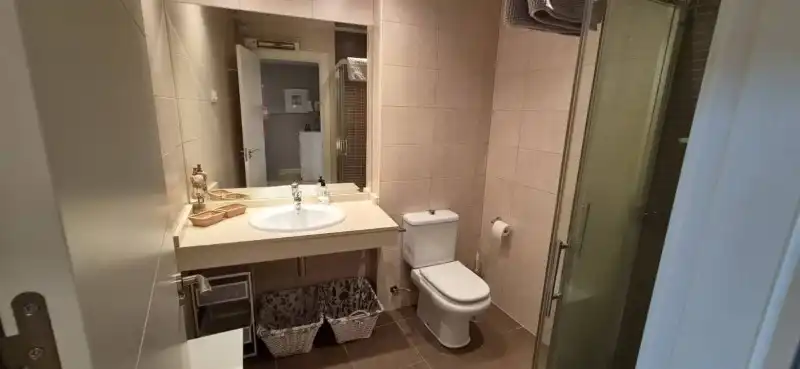 Baño de Apartamento de alquiler en Plasencia con Aire acondicionado, Jardín privado y Balcón