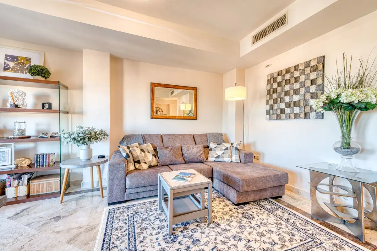 Wohnzimmer von Einfamilien-Reihenhaus zum Verkauf in Estepona mit Klimaanlage, Terrasse und Alarm