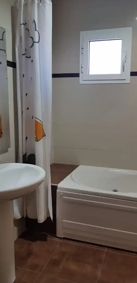Badezimmer von Einfamilien-Reihenhaus zum Verkauf in La Gineta mit Klimaanlage, Heizung und Parkett
