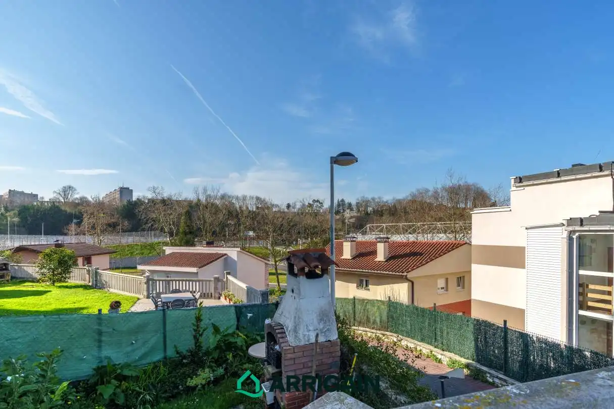 Vista exterior de Pis en venda en Donostia - San Sebastián  amb Calefacció, Jardí privat i Terrassa