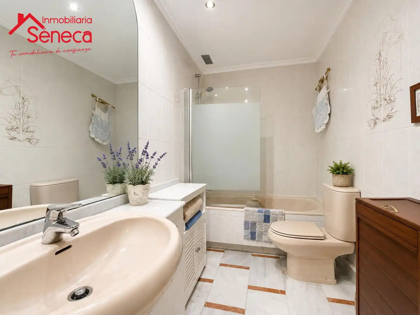 Bathroom of Flat for sale in Córdoba  with Air Conditioner, Heating and Storage room