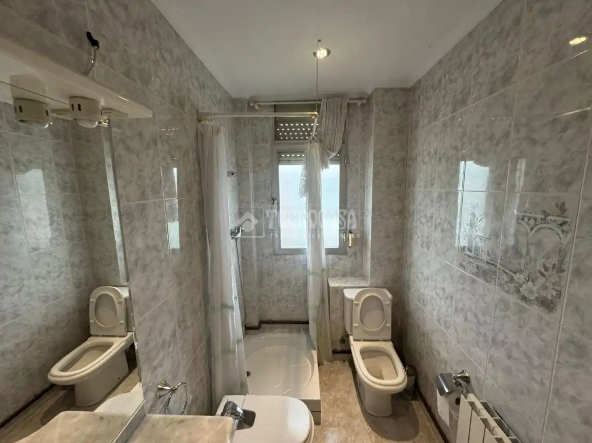 Baño de Piso en venta en Bilbao  con Calefacción, Trastero y Balcón