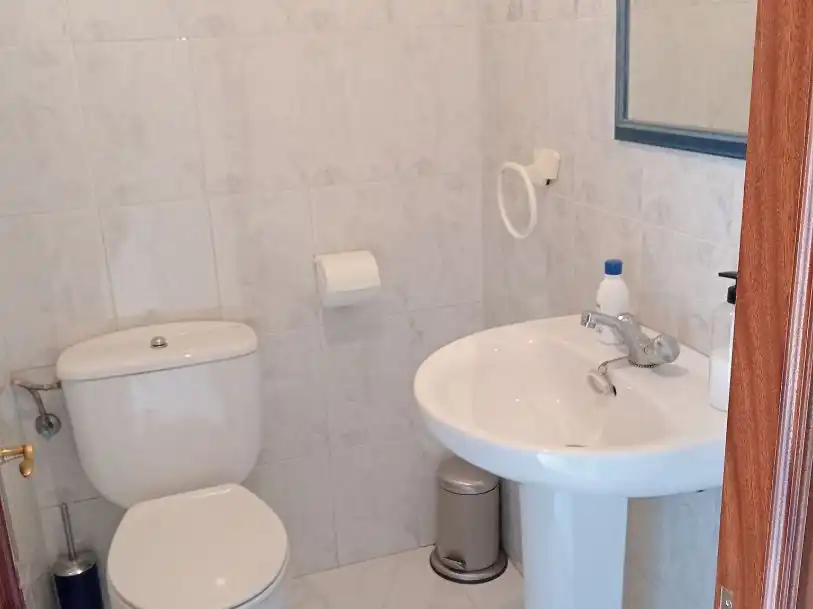 Bany de Local de lloguer en Nava amb Terrassa, Moblat i Alarma