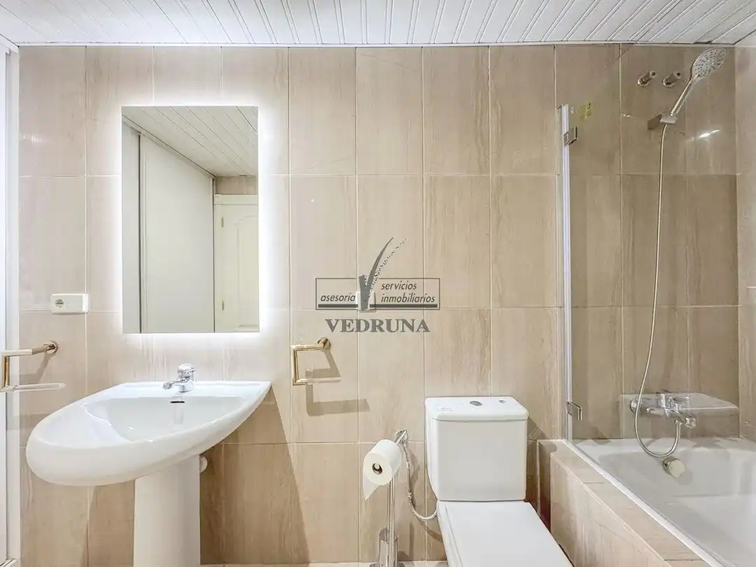 Bany de Apartament de lloguer en Zaragoza amb Aire condicionat, Calefacció i Forn