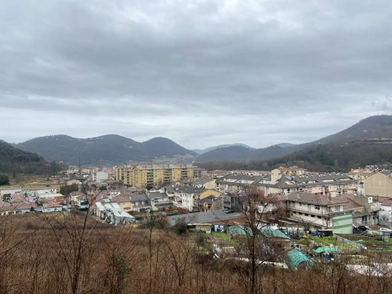 Vista exterior de Casa o xalet en venda en Olot amb Parquet i Terrassa