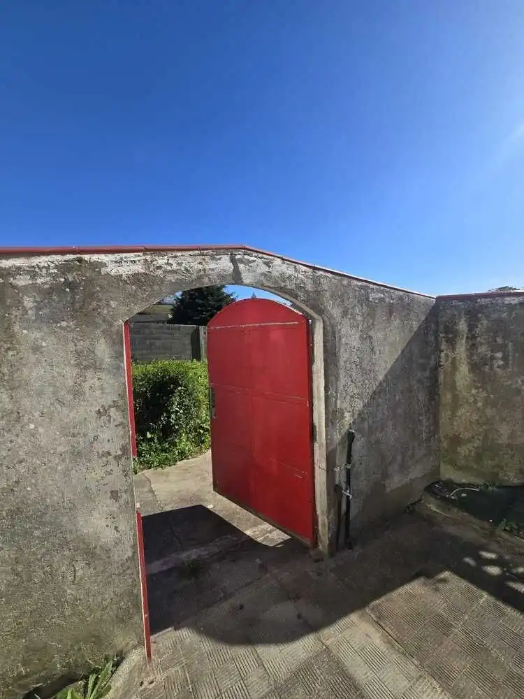Vista exterior de Casa o xalet en venda en Valdoviño amb Calefacció, Jardí privat i Terrassa