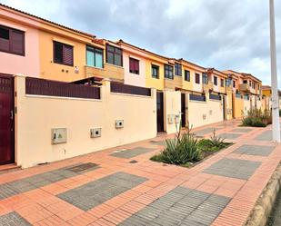 Vista exterior de Casa adosada en venda en Telde amb Terrassa, Traster i Balcó