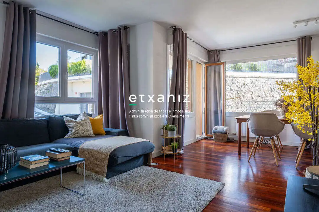 Sala d'estar de Pis en venda en Donostia - San Sebastián  amb Calefacció i Terrassa