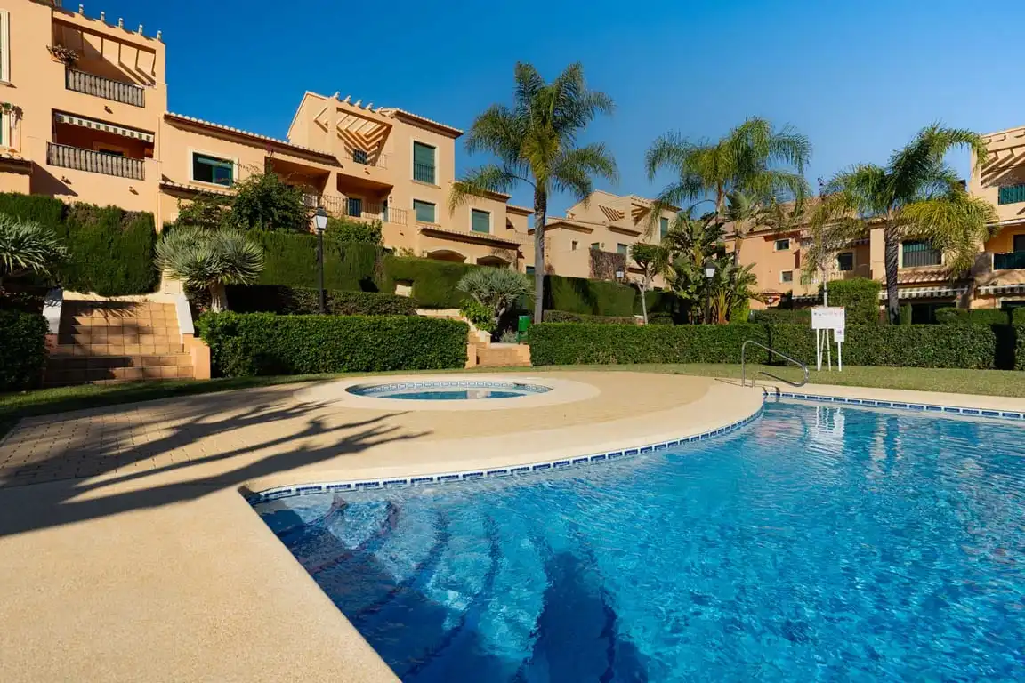 Piscina de Pis en venda en Jávea / Xàbia amb Aire condicionat, Jardí privat i Moblat