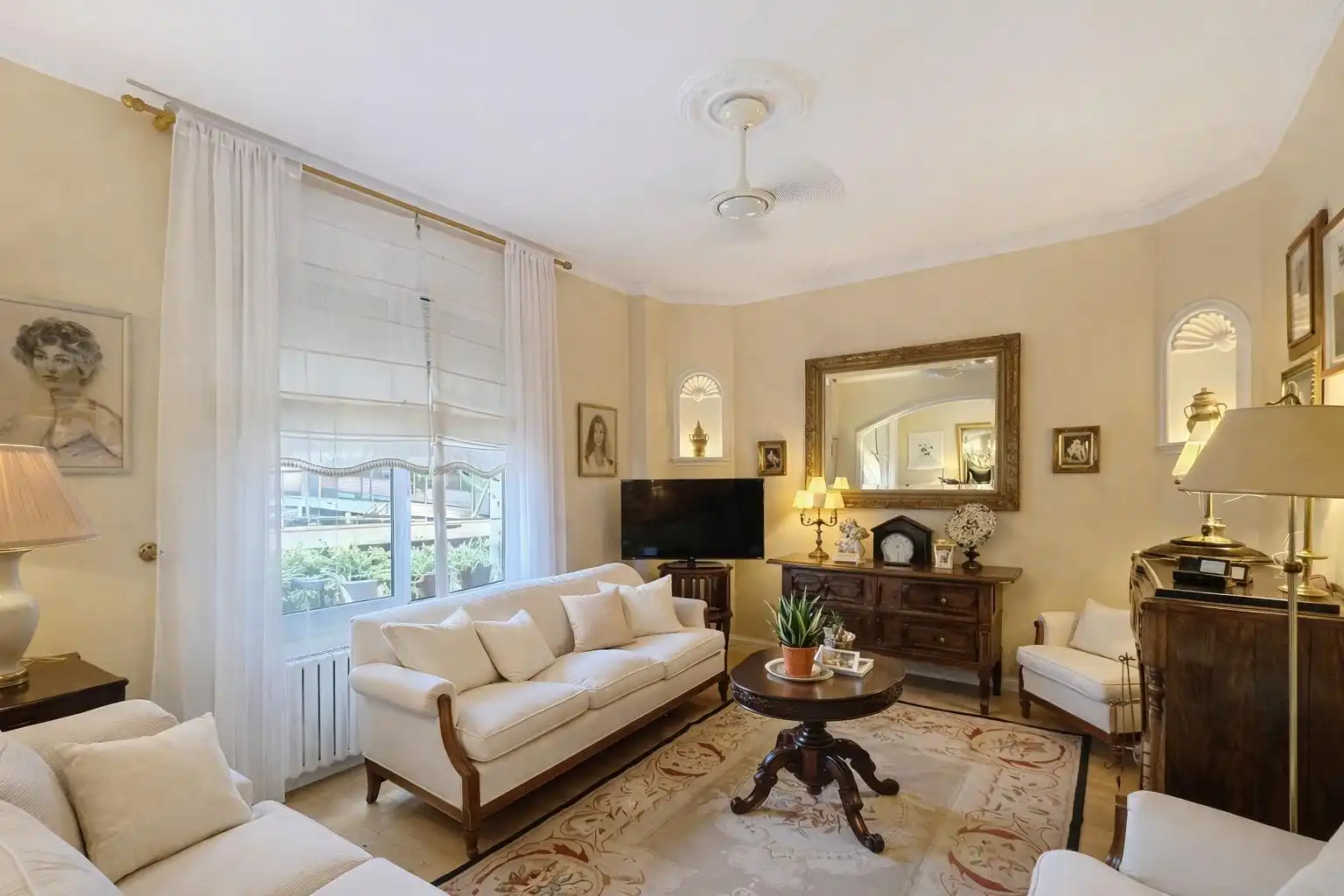 Wohnzimmer von Wohnungen zum Verkauf in  Barcelona Capital mit Parkett und Möbliert