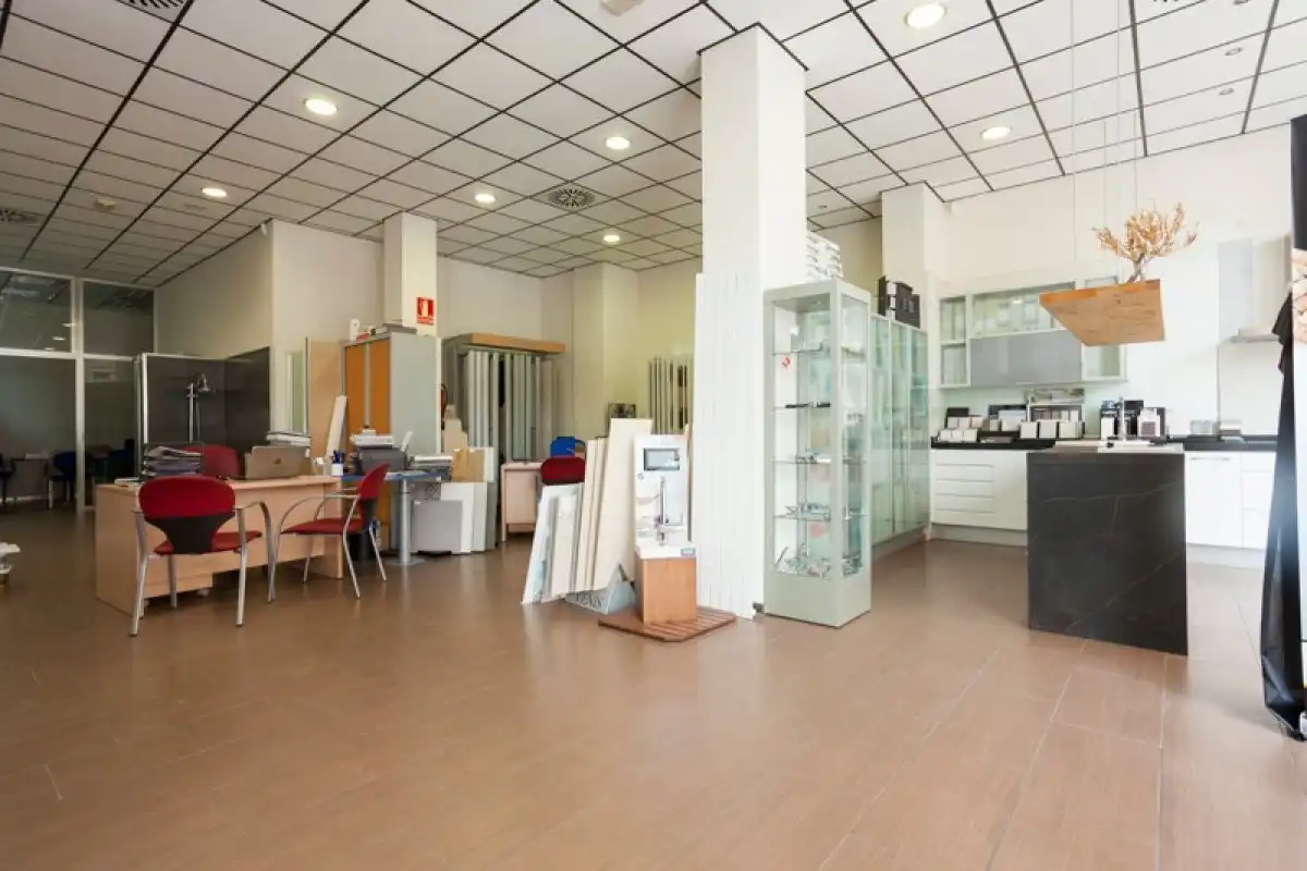 Local en venta en Calle BALLESTEROS, FLORENTINO, 28, Las Fuentes