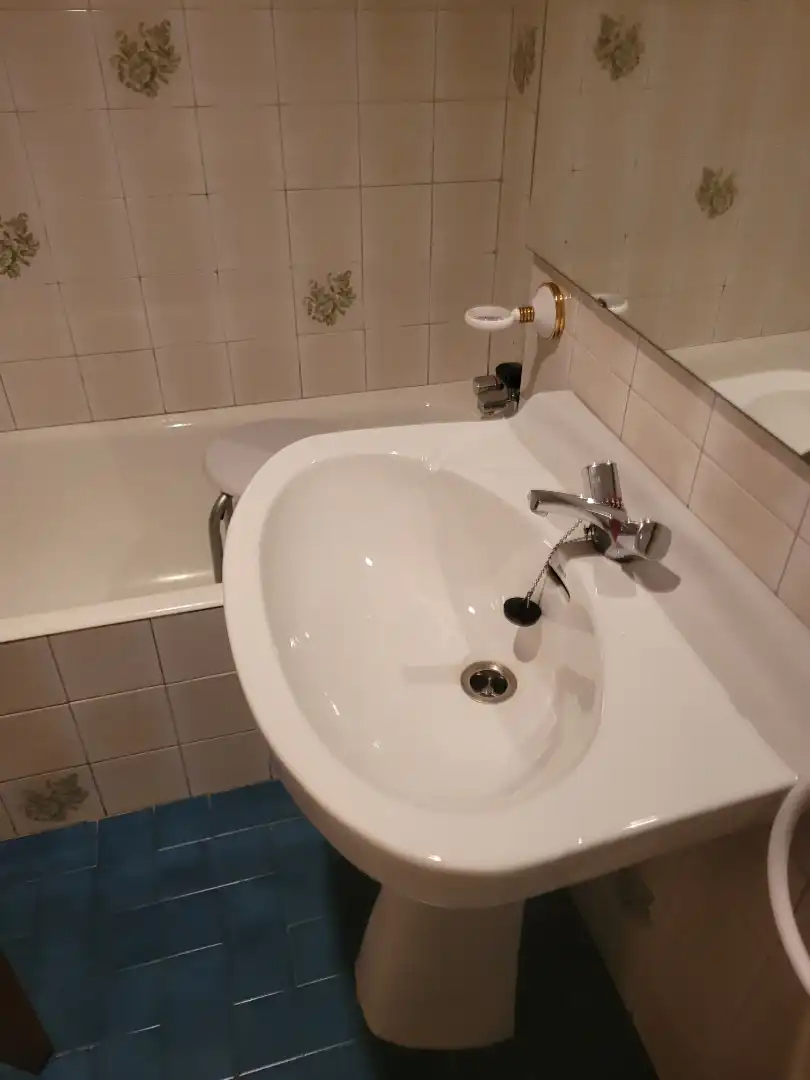 Bany de Pis en venda en Soria Capital  amb Calefacció, Parquet i Moblat