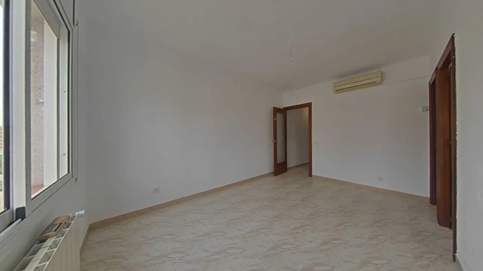 Sala de estar de Piso en venta en L'Hospitalet de Llobregat con Calefacción