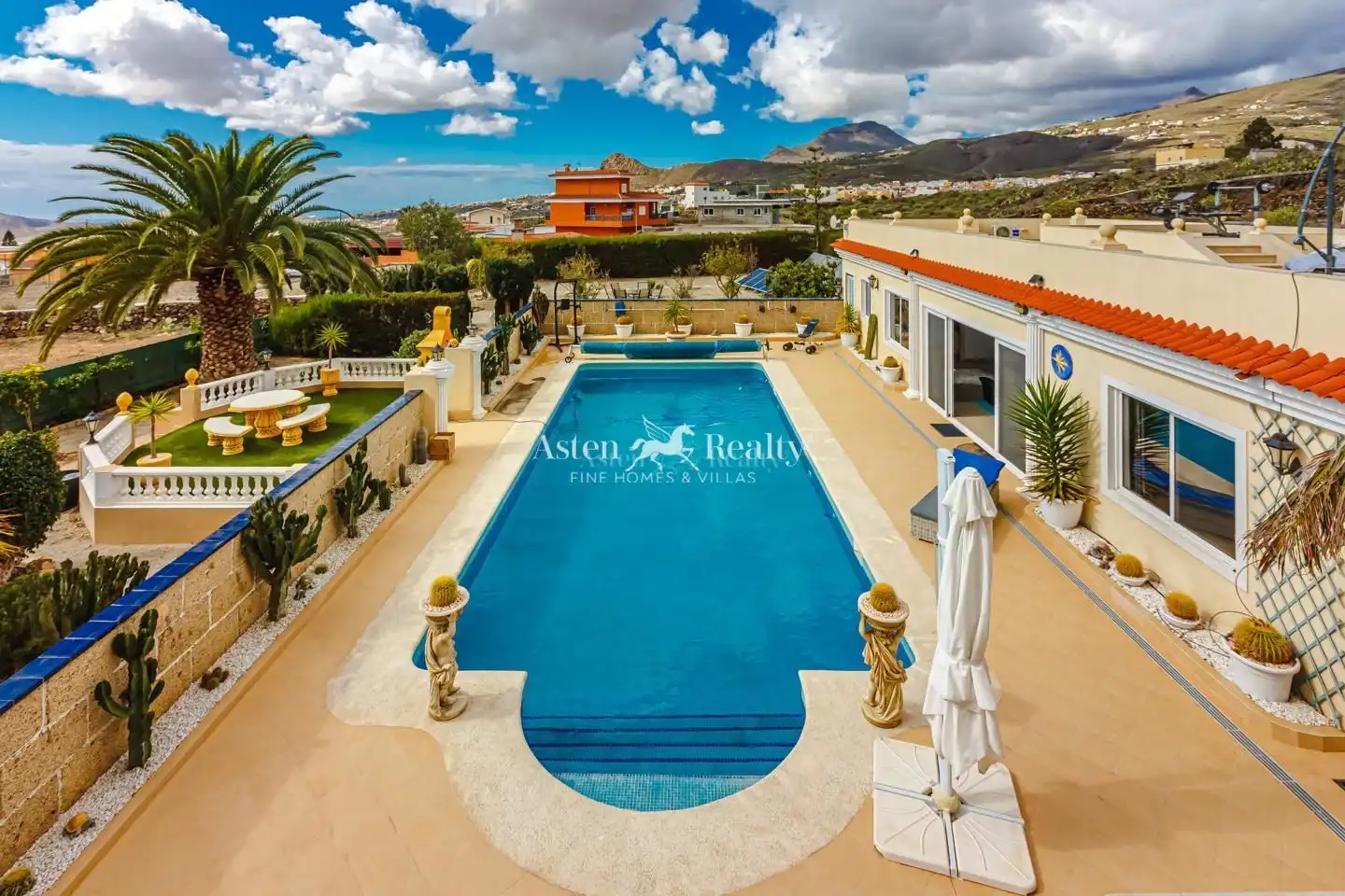 Vista exterior de Casa o xalet en venda en Arona amb Aire condicionat, Terrassa i Piscina