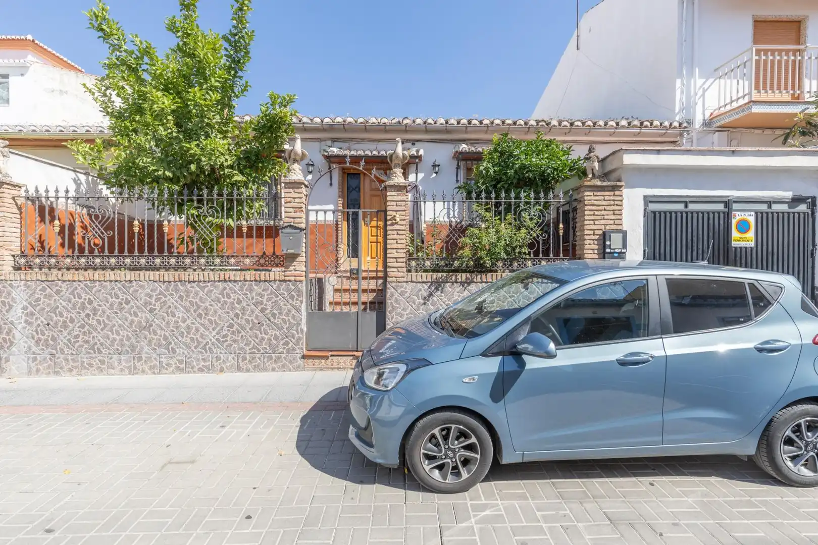 Vista exterior de Casa o xalet en venda en La Zubia amb Terrassa