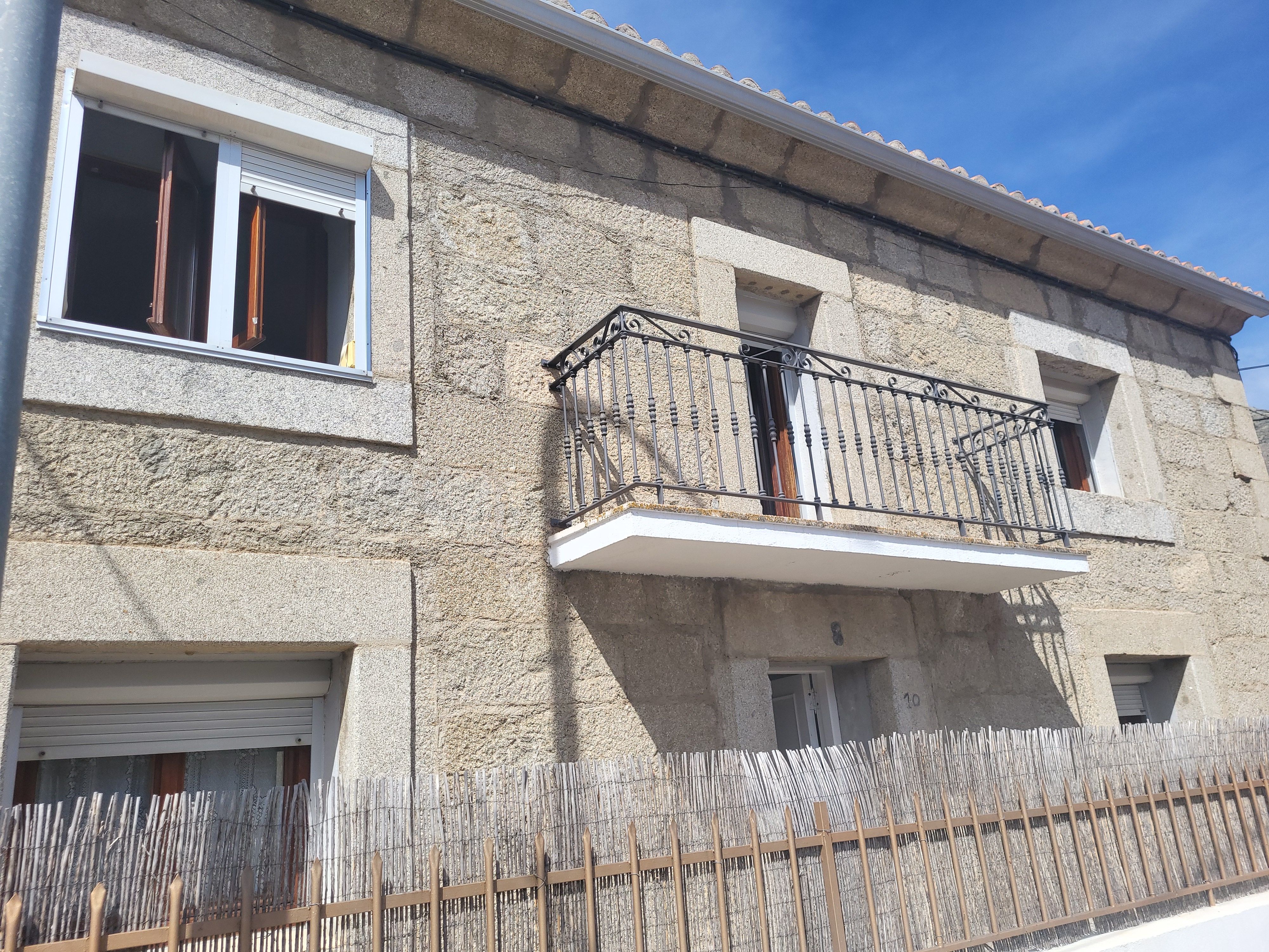 Exterior view of House or chalet for sale in Navarredondilla  with Terrace, Storage room and Furnished