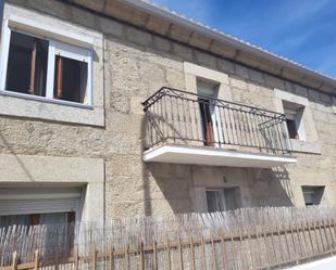 Vista exterior de Casa o xalet en venda en Navarredondilla amb Terrassa