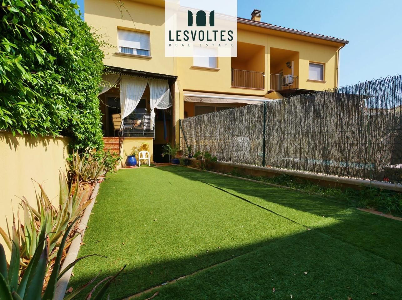 Vista exterior de Casa adosada en venda en Palafrugell amb Aire condicionat, Calefacció i Jardí privat