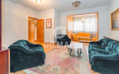 Sala d'estar de Pis en venda en  Madrid Capital amb Calefacció, Parquet i Moblat